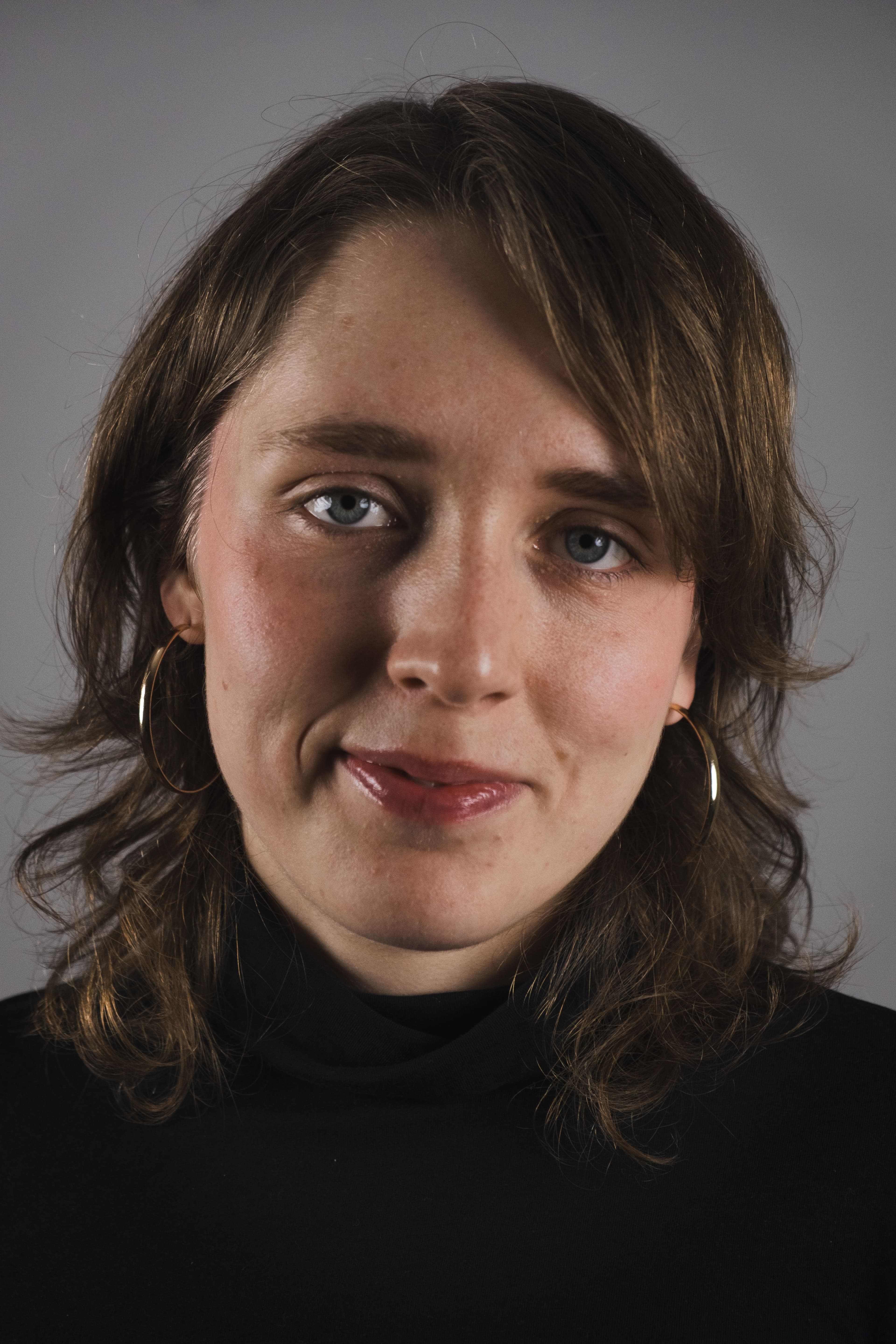 Portrait of Betty Wilson Wallnäs as Polis, Karabinjär Sergeanten, Dödgrävaren, Farmor